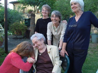 la vecchia e le bimbe